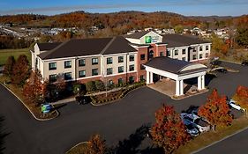 Holiday Inn Express & Suites Fairmont By Ihg